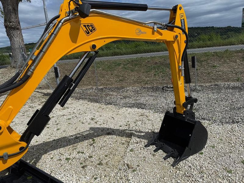JCB 8025