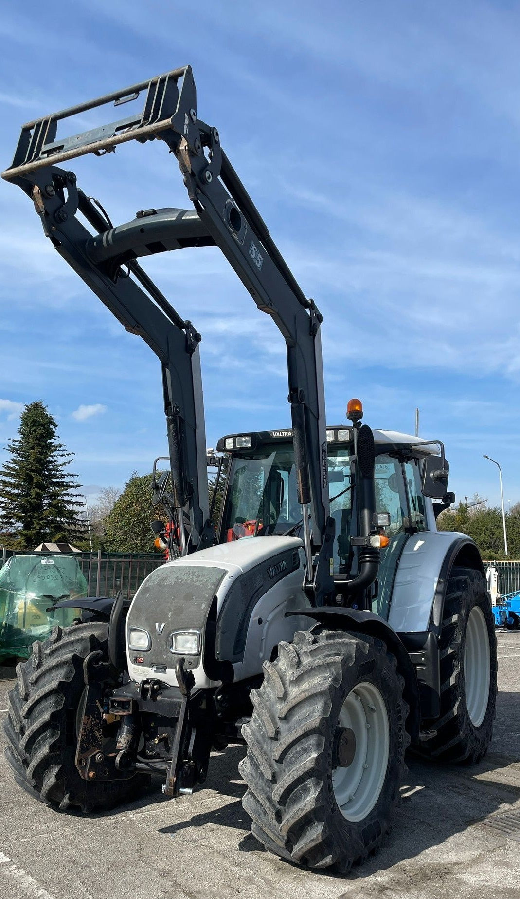 VALTRA N142